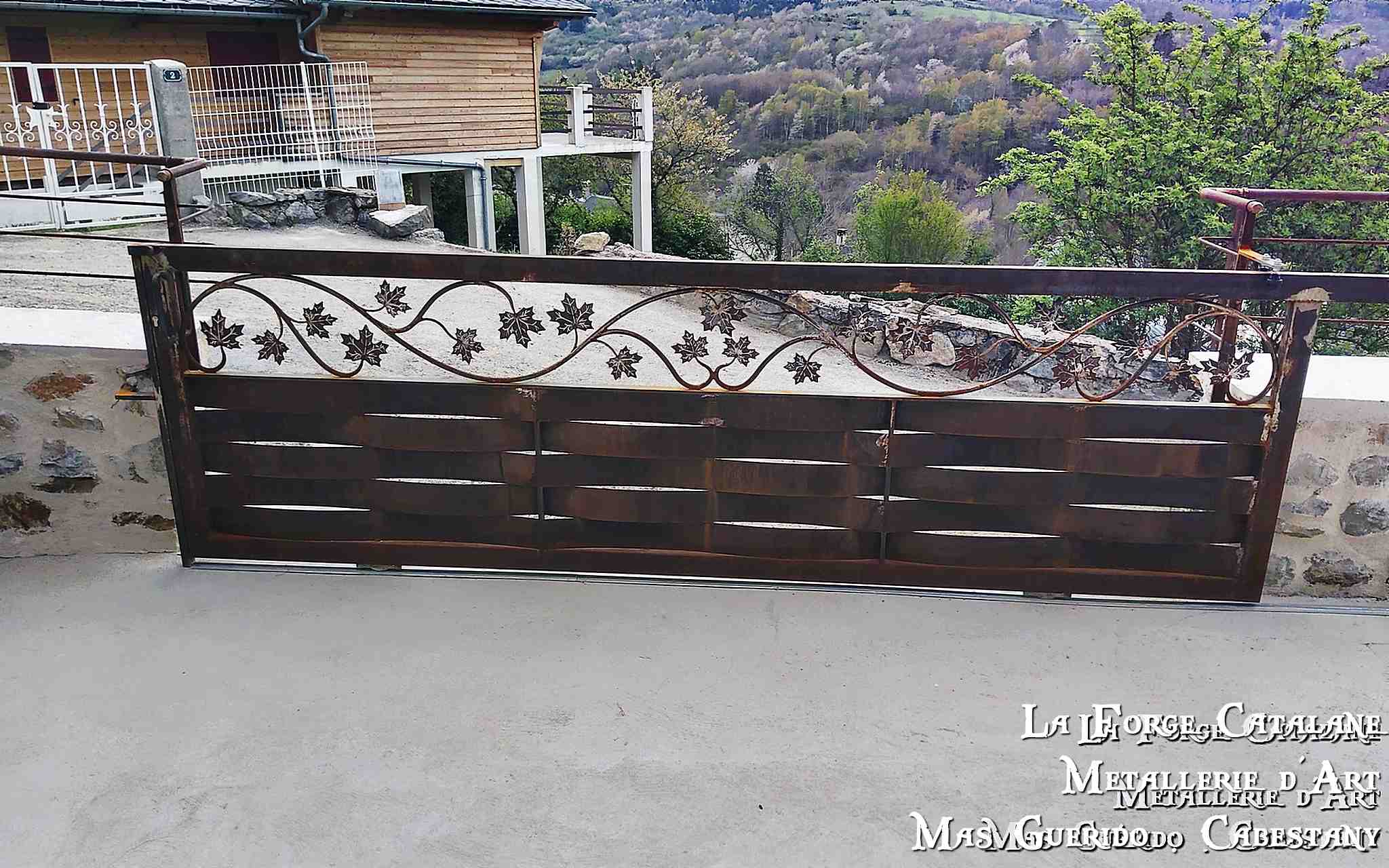 portail coulissant en lames tressees partie haute feuilles de vignes thermolaquage mars forge catalane.jpg